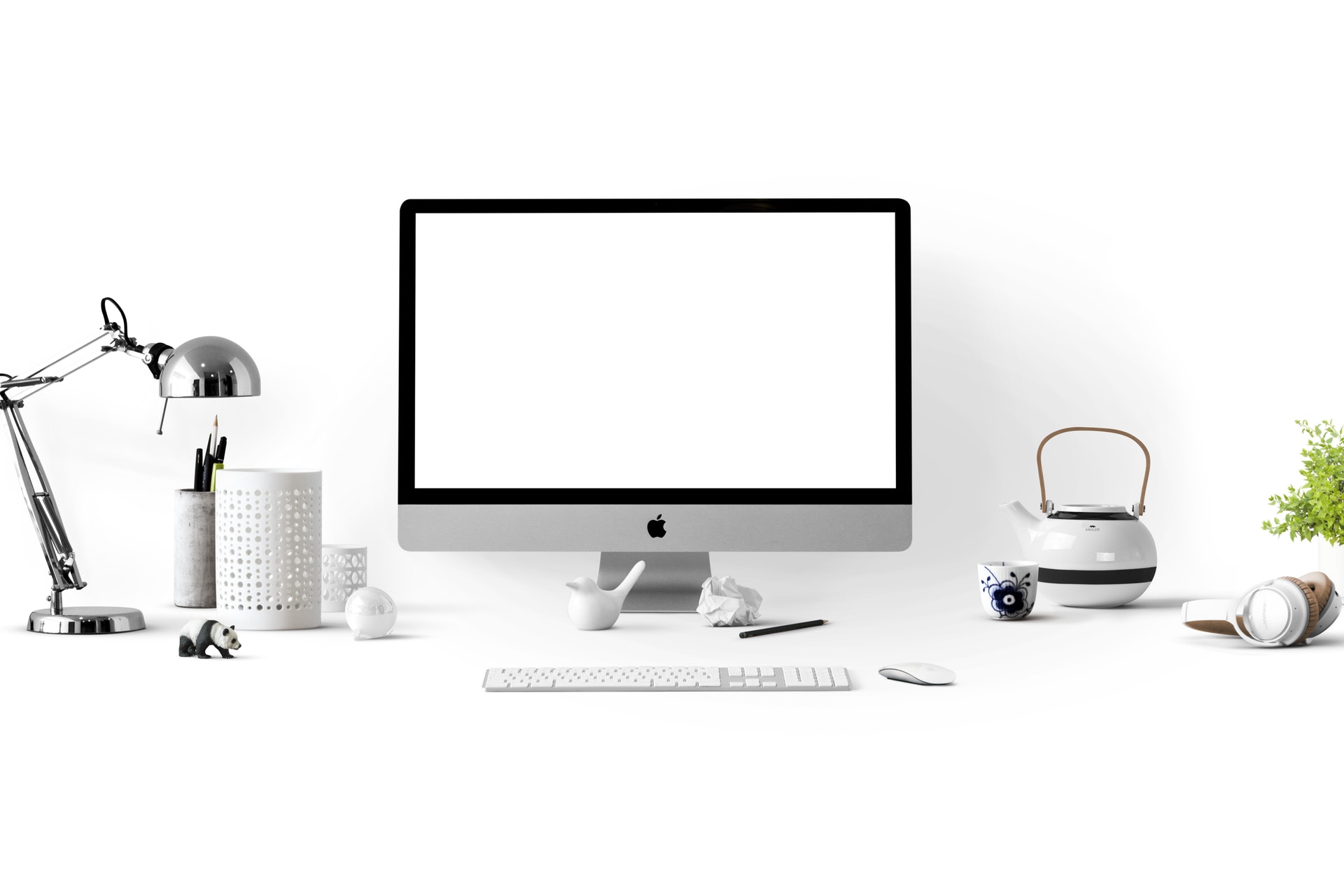 Silver imac on desk